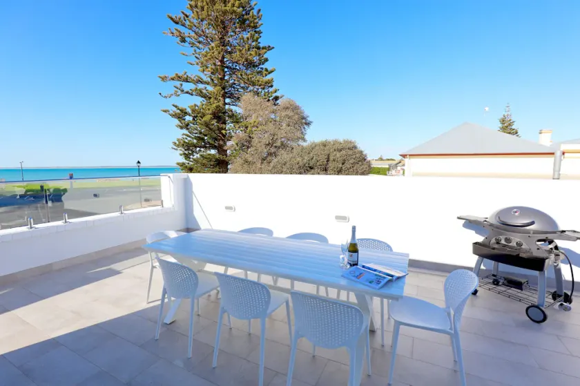 Luxury beachside accommodation in Robe - Image 1