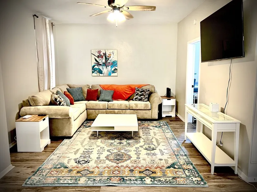 Huge 2700 square foot-4 Bedroom Home with Free parking - Image 1