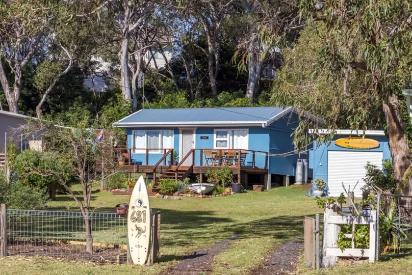 Retro Beach Cottage - Image 1