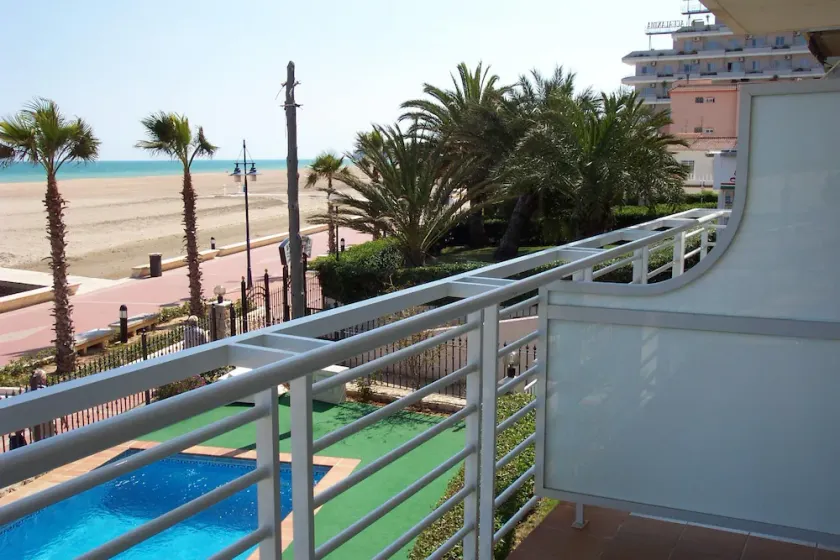 Apartment on the beachfront with pool and parking - Image 1