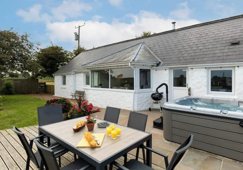 A cosy countryside cottage with a hot tub under the stars... - Image 1