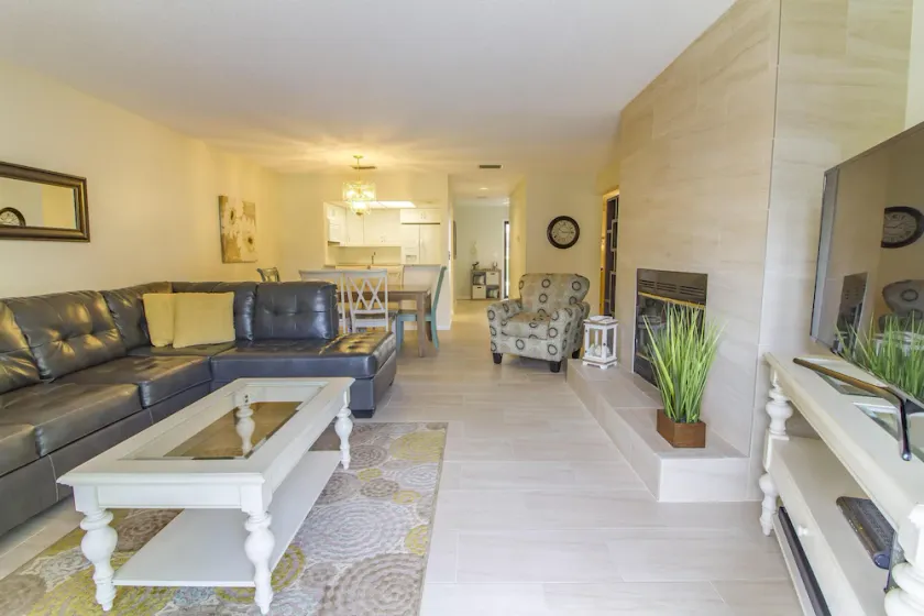 Just Remodeled - utmärkt läge - bara några steg till stranden - stort värde! - Image 1