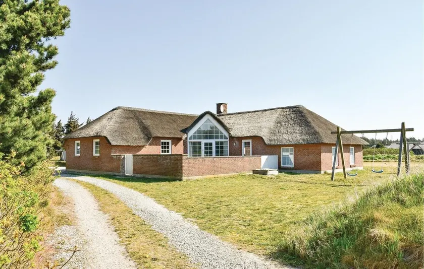 6 bedroom home in Ringkøbing - Image 1