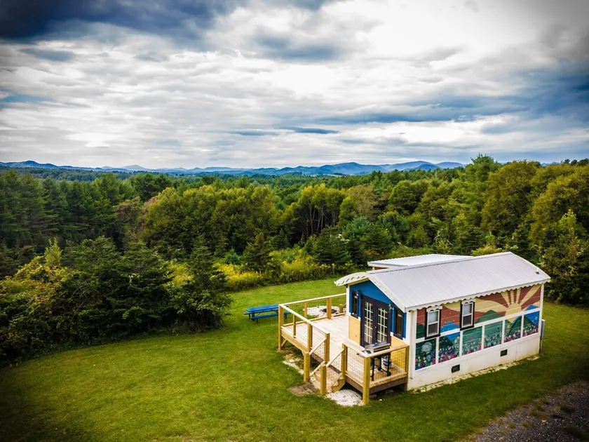Tiny, charming mountaintop cottage with large firepit, deck and amazing views - Image 1
