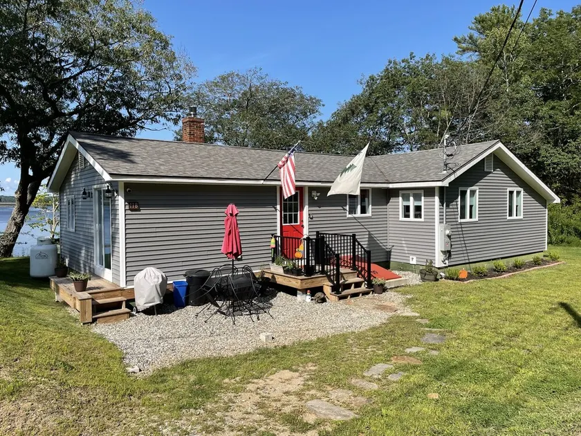 Cottage in Edgecomb - Waterfront Holiday Getaway - Image 1