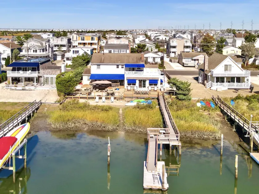 Desfrute de vistas da baía !!  Bayfront home, varanda com sombra 2 áreas de ancoragem para barcos, sala de jogos para assistir TV, um curto passeio de bicicleta ou a pé da bela área comercial de Avalon para sorvetes, restaurantes, mini-golfe, lojas e m... - Image 1