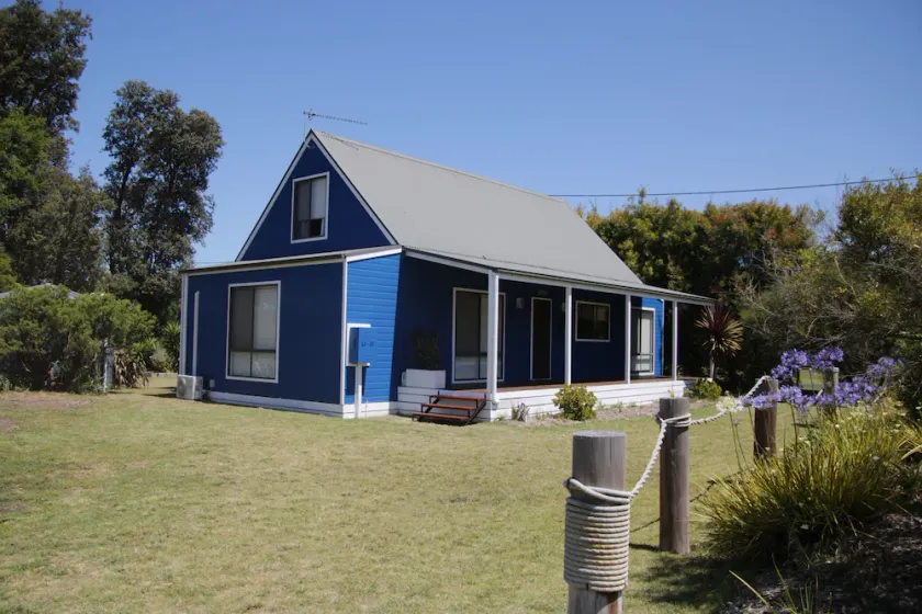 Golden Beachhouse - 5 mins from 90mile beach and shops - Image 1