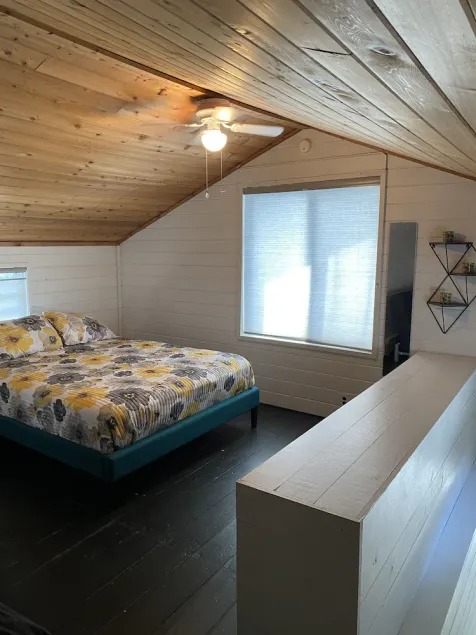 Beautiful cozy cottage 1 block from the lake and Oakwood hotel.  - Image 1