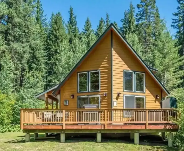 Amazing riverfront cabin! 8 person Hot Tub, 20 min to Stevens and Leavenworth! - Image 1