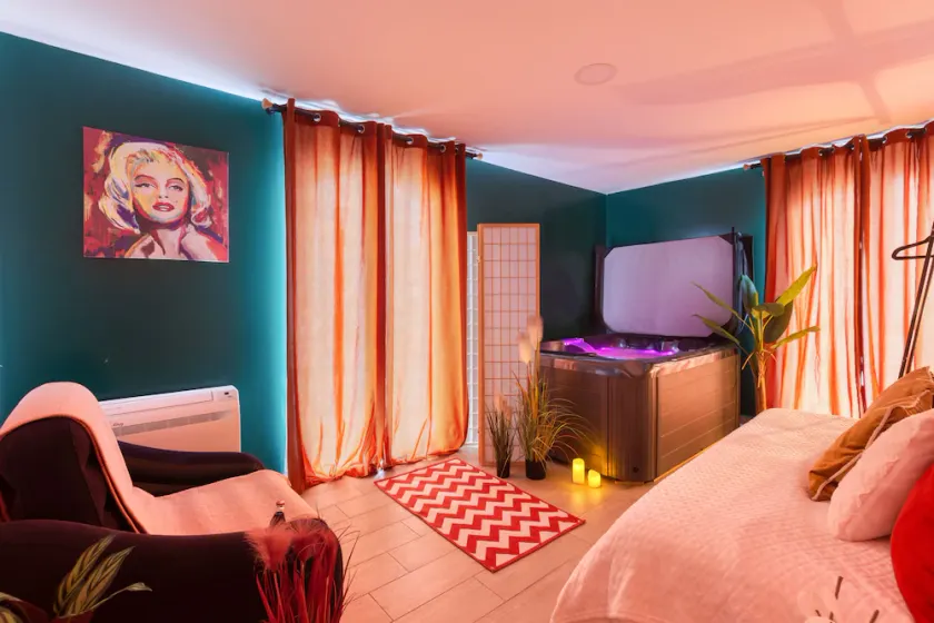 Marilyn Monroe Suite - 4P with Private Jacuzzi - Image 1