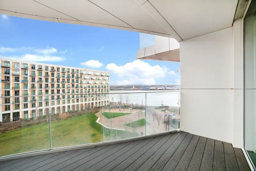 Stylish Riverside 2Bed & 2Bath Apartment in London - Image 1