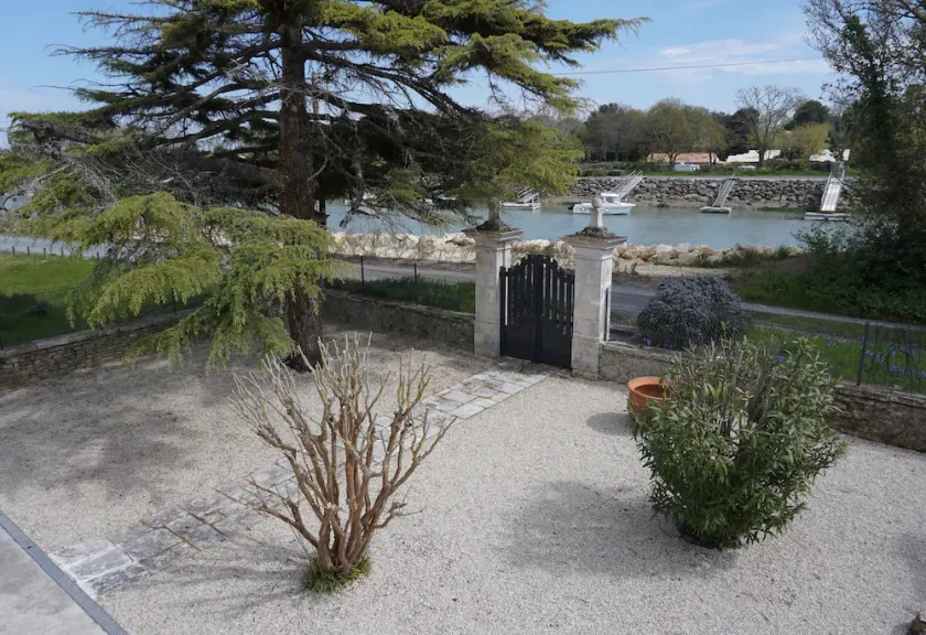 Villa con piscina, en el borde del canal Perrotine. - Image 1