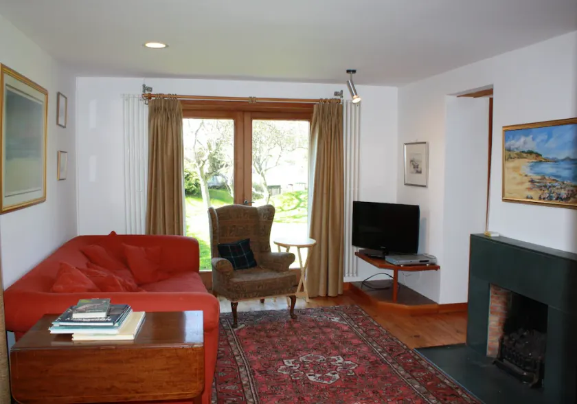 Charming detached holiday home on lovely Goose Green, in Gullane. Pet & child friendly. Sleeps 8. - Image 1