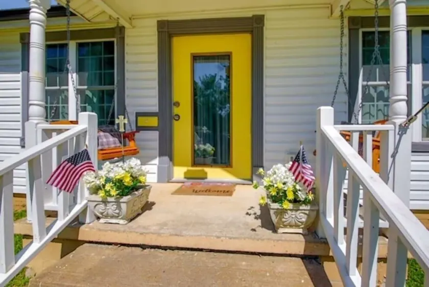 Brighton Bungalow | Historic Town Square Charm • Near Memphis • Sleeps 6 - Image 1