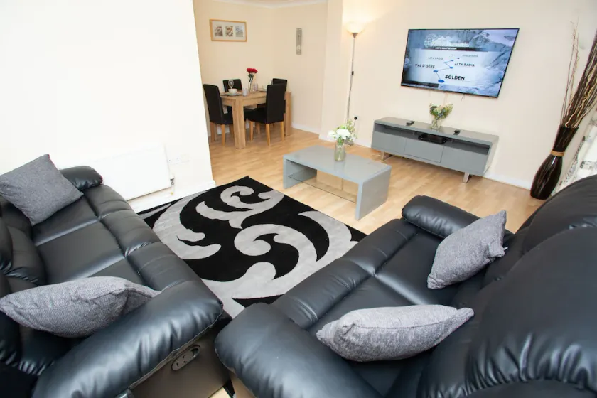2 Bed House for Pleasure, office work, free parking, near Elizabeth underground - Image 1