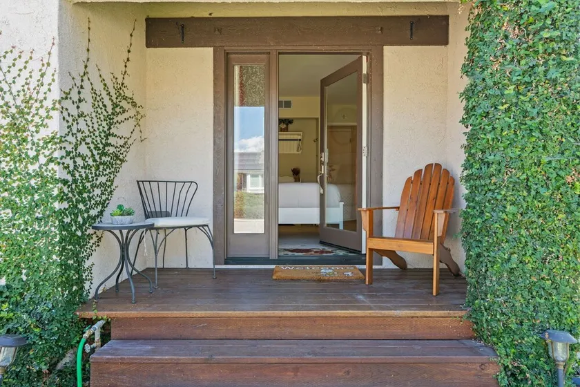 Private Suite with separate entrance and private bath - Image 1