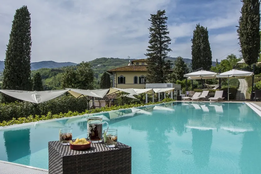 Villa surrounded by greenery with swimming pool, a few kilometers from the center - Image 1