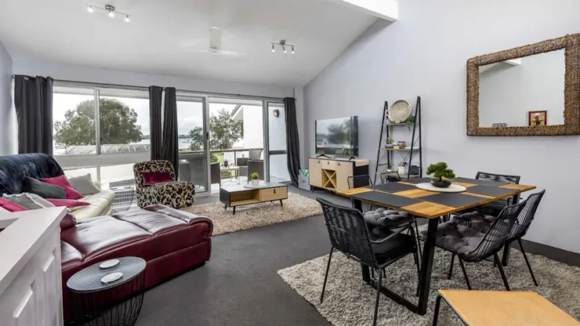 Beautiful Townhouse With Water Views - Image 1