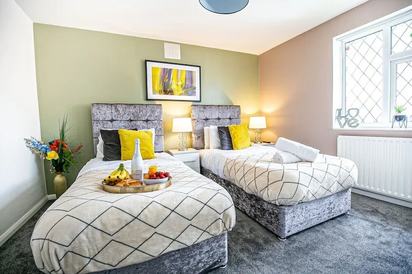 🌟Central House w/ Free Parking, SmartTV & Netflix🌟 - Image 1