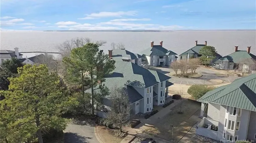 Water-view in Kingsmill, 10 minutes to Busch Gardens & Colonial Williamsburg! - Image 1