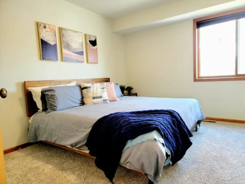 Clean, Comfy, digs close to all the attractions - Image 1