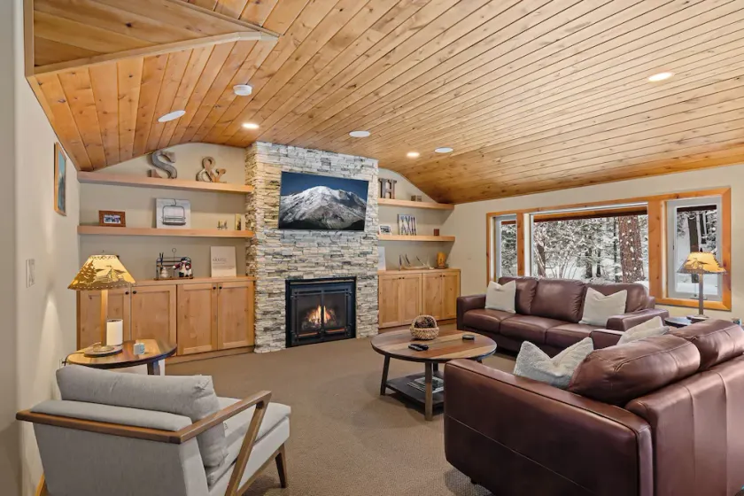Riverfront luxury on White Pass with hot tub, firepit, and game room - Image 1