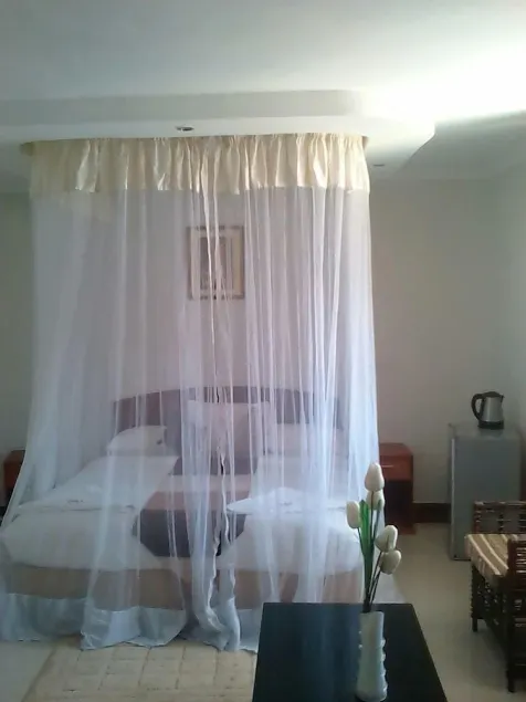 Dlux Hotel - Image 1