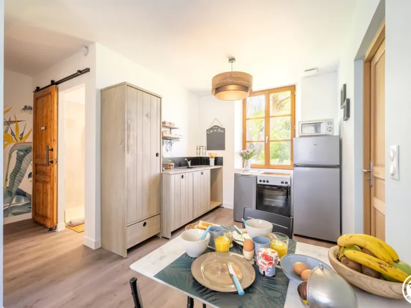 Charming apartment with river view, WiFi and parking - Image 1