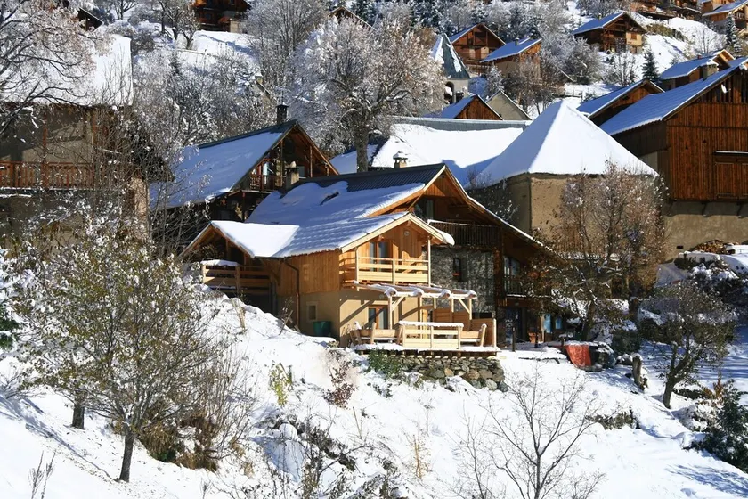 Chalet en pierre traditionnel converti avec goût avec équipements modernes - Image 1