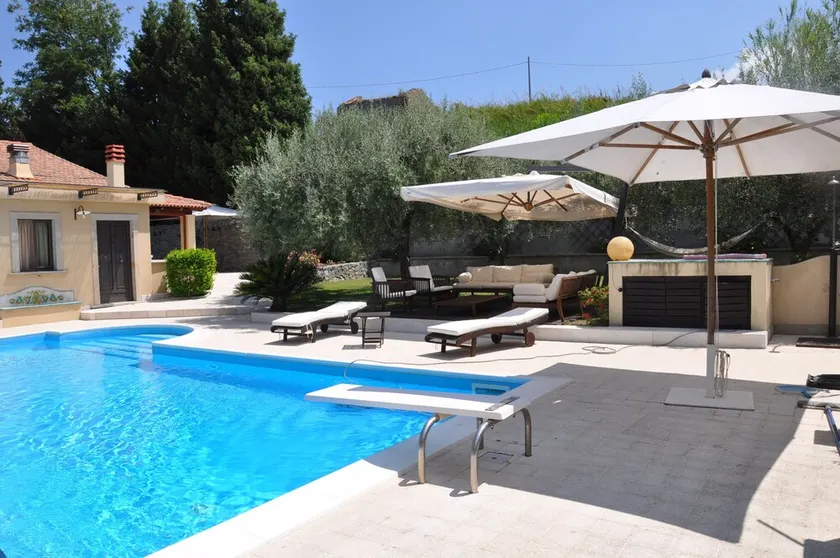 Hillside villa med pool - Image 1