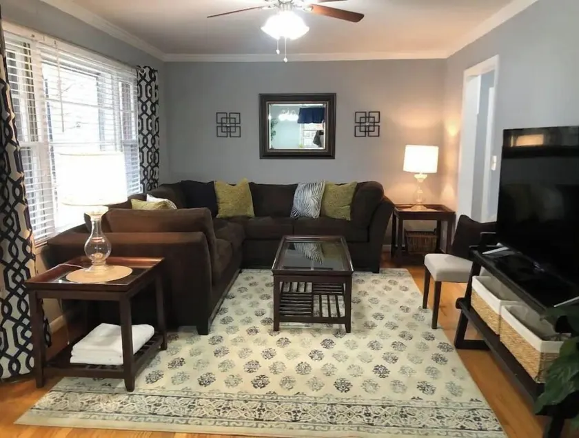 Conveniently Accommodating Minutes to town - Image 1