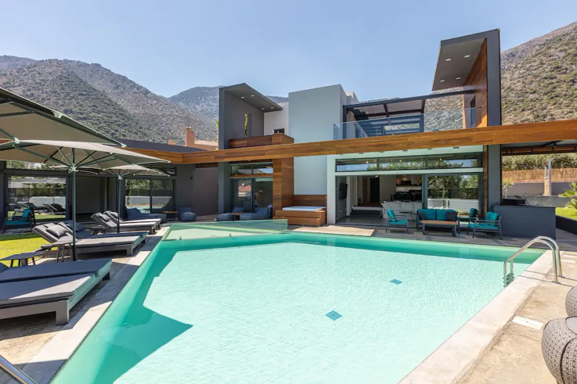Sauna, heated pool, kids pool, close to the beach & shops! - Image 1