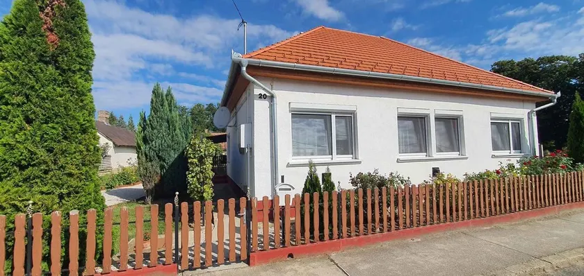 Holiday home with cosy terrace and air conditioning - Image 1
