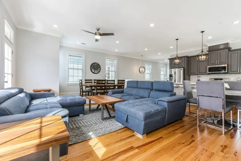 Spacious 5BR Urban Retreat w Balcony & Pool - Image 1