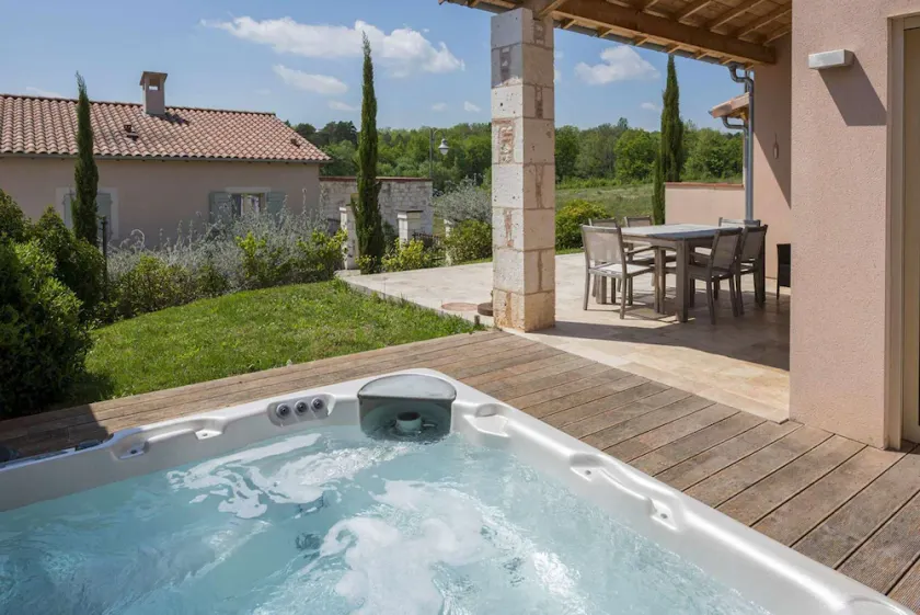 New Luxury 2-Bett-Villa mit Jacuzzi auf Chateau Weingut Estate Villa Corduries - Image 1