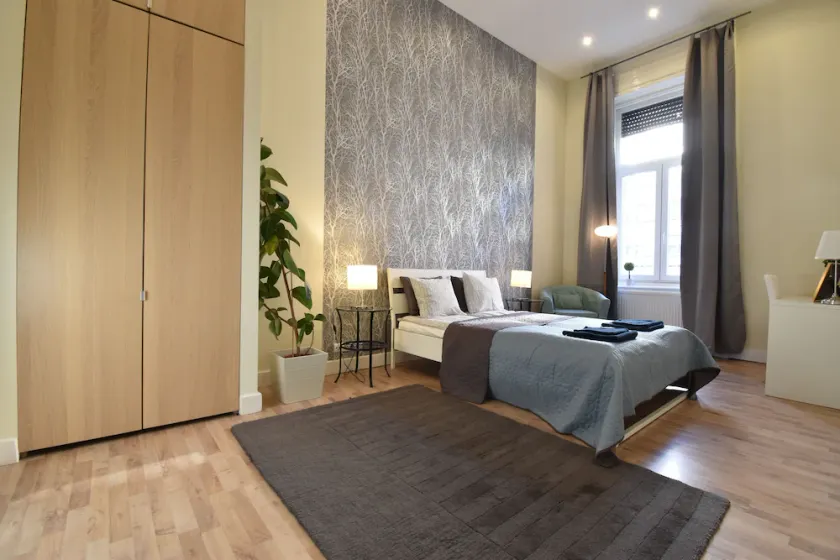 Beautiful spacious central 4 bedroom / 3 bathroom - Image 1