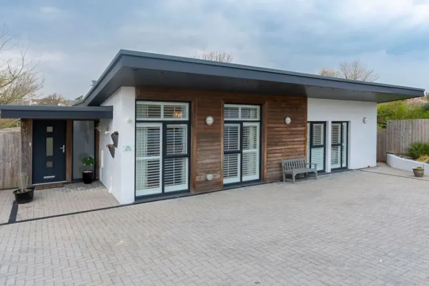 Modern, luxury bungalow - perfect for families or friends to relax! - Image 1