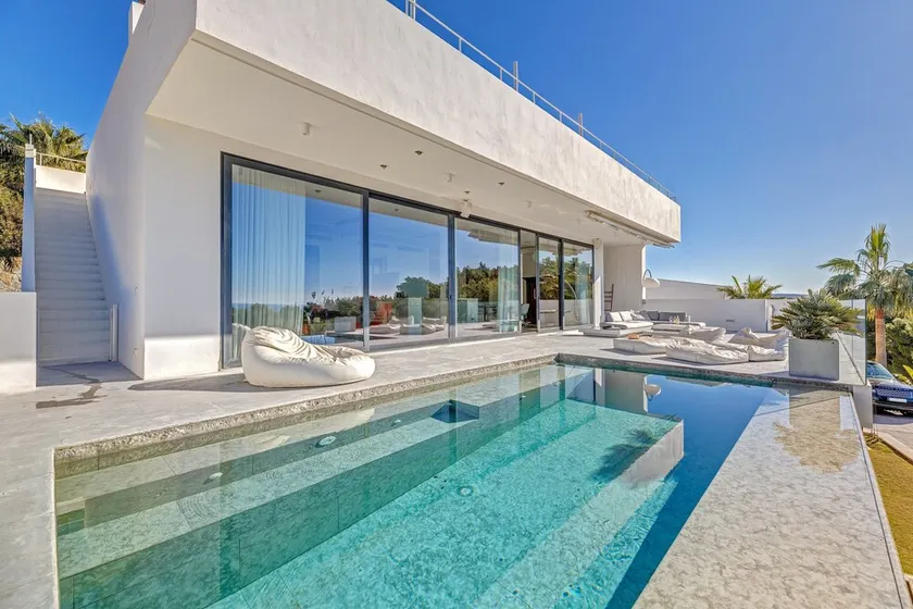 Villa climatisée avec vue mer, piscine, jacuzzi, terrasse de toit avec équipements de sport, Wi-Fi. - Image 1