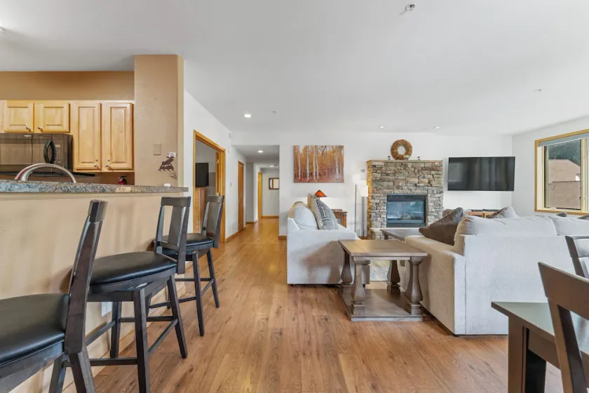 Condo spacieux avec vue sur la pente, 2 balcons, cuisine mise à jour, WIFI gratuit - Image 1