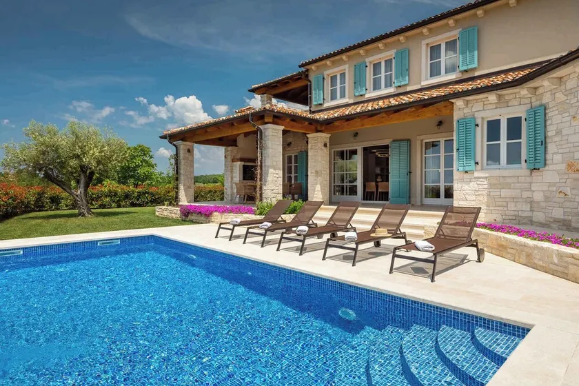 Villa with pool and well-tended garden - Image 1