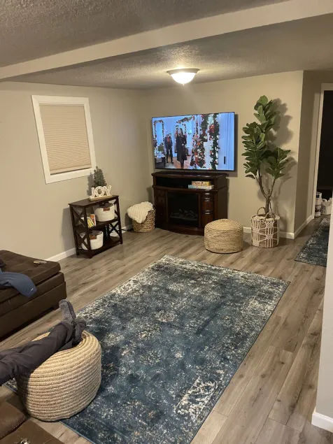 Cozy home within walking distance to the mall & food. 8 minute drive to downtown - Image 1
