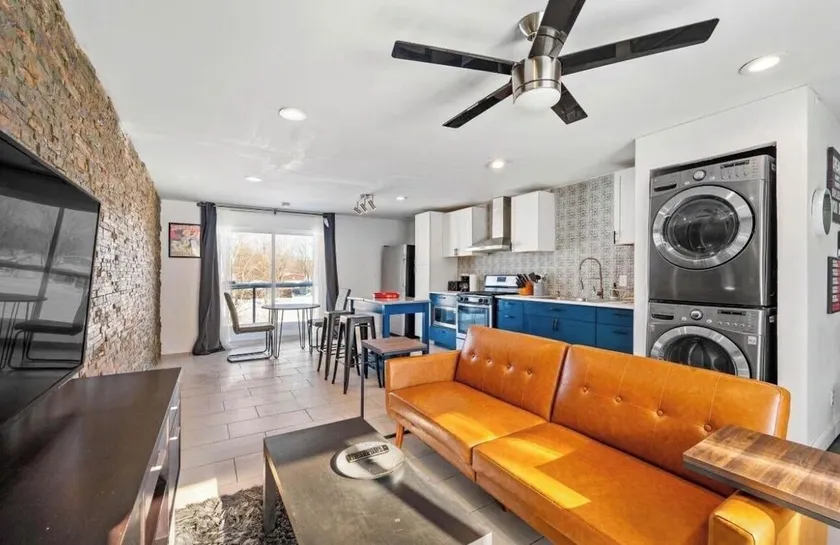 Spacious modern living in a quite  neighborhood - Image 1