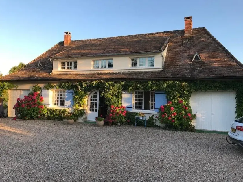 Beautiful Perigourdine style house.  Sleeps 12.  Private pool. 2 acre garden. - Image 1