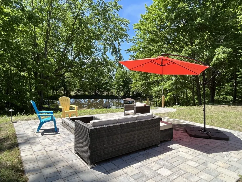 HOT TUB! Firepit, trail, gazebo, kayaks, PONDS! Hill for your snow sleights! - Image 1