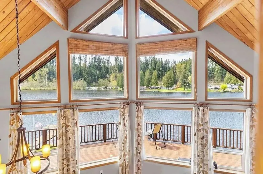 ~Lakefront Property ~ 23 miles to Mt. Rainier! - Image 1