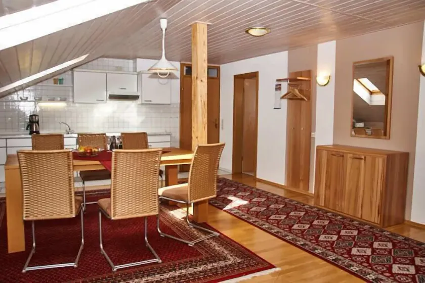 Rummelig lejlighed med tagterrasse og have - Image 1