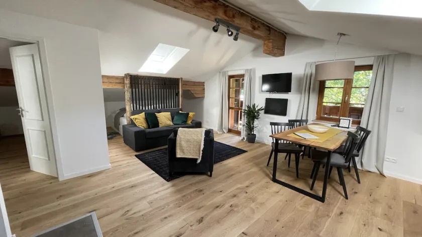 Wundervolle Dachgeschosswohnung mit Balkon und Blick ins Grüne - Image 1