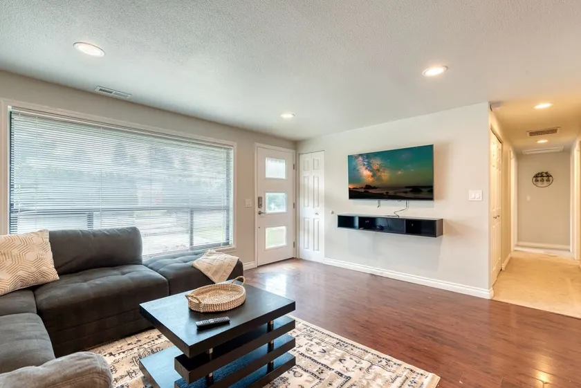 Hidden Gem of Renton ❇ 4 BD/ 2 BA Home ❇ Glam Bath - Image 1