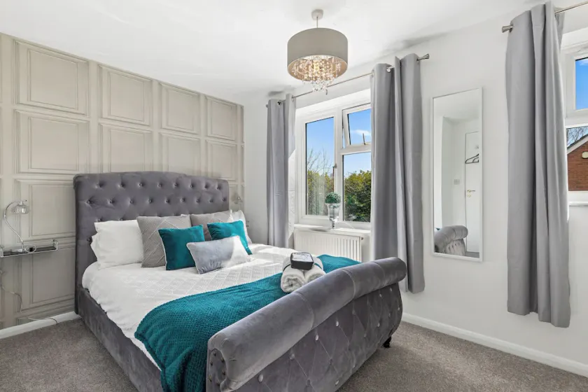 Spacious 3-Bedroom House with Parking Family Friendly - Image 1