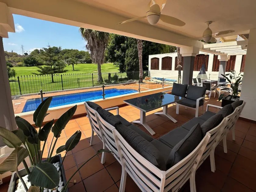 Luxus-Golfvilla in erster Reihe mit privatem Pool & Panoramablick - Image 1